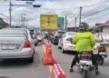 Sejumlah kendaraan melaju lambat di persimpangan Padang Luar, Kabupaten Agam saat pemberlakuan rekayasa lalu lintas, Minggu (30/3/2025). (dok. ANTARA/Muhammad Zulfikar)