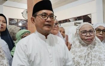 Bupati Padang Pariaman, Sumbar John Kenedy Azis sedang diwawancarai wartawan didesak ibu-ibu untuk berfoto saat Safari Ramadan di Masjid Taqwa di Nagari Malai III Koto, Sungai Garinggiang, Jumat malam. (ANTARA/Aadiaat M. S.)