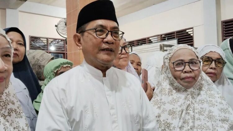 Bupati Padang Pariaman, Sumbar John Kenedy Azis sedang diwawancarai wartawan didesak ibu-ibu untuk berfoto saat Safari Ramadan di Masjid Taqwa di Nagari Malai III Koto, Sungai Garinggiang, Jumat malam. (ANTARA/Aadiaat M. S.)