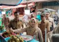 Pelaksana Tugas Kepala BBPOM di Padang Hilda Murni (tengah) bersama Wakil Bupati Padang Pariaman Rahmat Hidayat (kiri) mengunjungi lapak pedagang takjil di Pasar Rakyat Sungai Geringging, Padang Pariaman, Selasa. (ANTARA/Aadiaat M. S.)