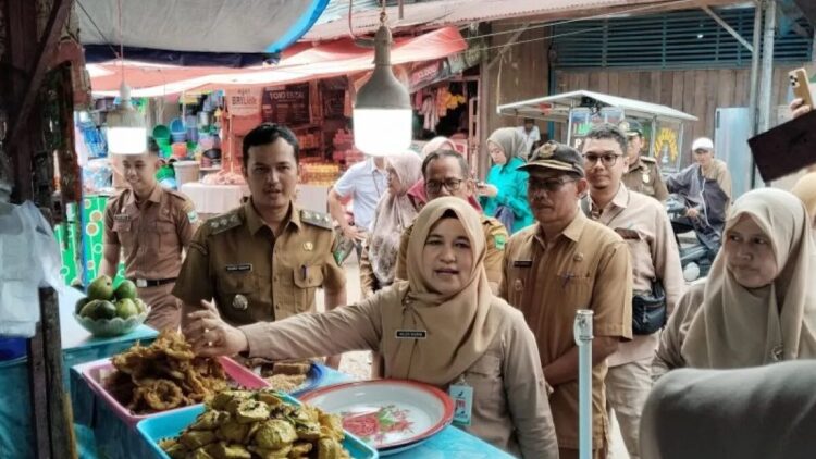 Pelaksana Tugas Kepala BBPOM di Padang Hilda Murni (tengah) bersama Wakil Bupati Padang Pariaman Rahmat Hidayat (kiri) mengunjungi lapak pedagang takjil di Pasar Rakyat Sungai Geringging, Padang Pariaman, Selasa. (ANTARA/Aadiaat M. S.)