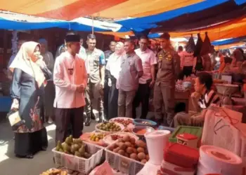 Wakil Wali Kota Bukittinggi, Ibnu Asis memimpin monitoring ketersediaan pangan menjelang Idul Fitri (Antara/Al Fatah)