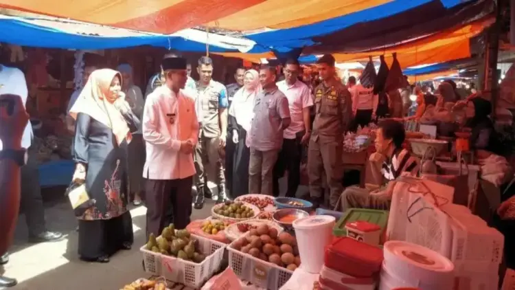 Pemko Bukittinggi Pastikan Ketersediaan Pangan Jelang Idul Fitri 1 Wakil Wali Kota Bukittinggi, Ibnu Asis memimpin monitoring ketersediaan pangan menjelang Idul Fitri (Antara/Al Fatah)