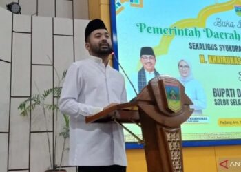Anggota Komisi V DPR RI Zigo Rolanda memberikan sambutan saat menghadiri berbuka bersama sekaligus syukuran telah dilantiknya Bupati dan Wakil Bupati Solok Selatan periode 2025-2030, Kamis malam. (dok. Antara)