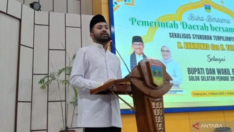 Anggota Komisi V DPR RI Zigo Rolanda memberikan sambutan saat menghadiri berbuka bersama sekaligus syukuran telah dilantiknya Bupati dan Wakil Bupati Solok Selatan periode 2025-2030, Kamis malam. (dok. Antara)