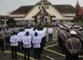 Personel Polresta Bukittinggi saat gelar pasukan pengawalan arus mudik selama Lebaran 2025. Kepolisian mendirikan delapan pos pengamanan dan pelayanan di lokasi strategis dan rawan kemacetan. (ANTARA/Al Fatah).