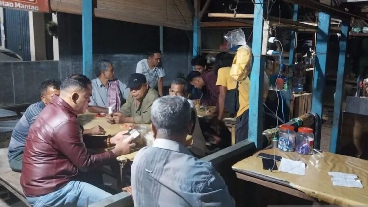Satreskrim Polres Pasaman saat mengamankan empat pelaku judi togel online warung kopi Tingkarang Jorong VIII, Nagari Taruang-taruang, Kecamatan Rao, Pasaman sekitar pada Selasa (25/2) sekitar pukul 22.15 WIB. (dok. ANTARA/Heri Sumarno)