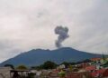 Erupsi Gunung Marapi terpantau dengan tinggi 600 meter pada Senin 17 Maret 2025. (dok. PVMBG/Antara)