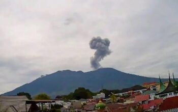 Erupsi Gunung Marapi terpantau dengan tinggi 600 meter pada Senin 17 Maret 2025. (dok. PVMBG/Antara)