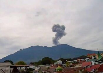 Erupsi Gunung Marapi terpantau dengan tinggi 600 meter pada Senin 17 Maret 2025. (dok. PVMBG/Antara)
