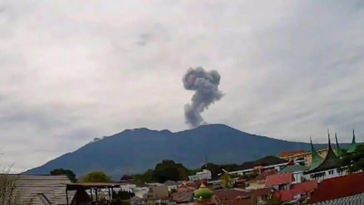 Erupsi Gunung Marapi terpantau dengan tinggi 600 meter pada Senin 17 Maret 2025. (dok. PVMBG/Antara)