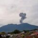 Erupsi Gunung Marapi terpantau dengan tinggi 600 meter pada Senin 17 Maret 2025. (dok. PVMBG/Antara)