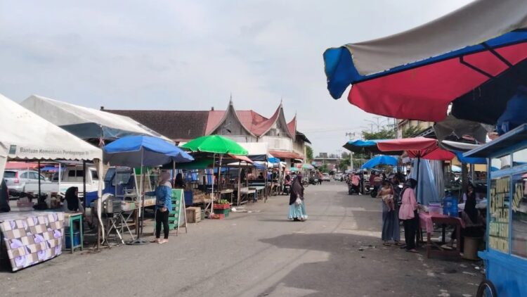 Pemko Pariaman Siapkan Dua Tempat untuk Pasa Pabukoan, Ini Lokasinya 1 ejumlah pedagang sudah mulai berjualan di Pasar 'Pabukoan' Pasar Rakyat Pariaman, Kota Pariaman, Sumbar. (dok. ANTARA/Aadiaat M. S)