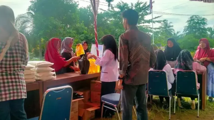 Disperindagnaker Agam Gelar Pasar Murah Tekan Inflasi Jelang Idul Fitri 1 Petugas sedang melayani pembeli saat pasar murah diadakan Dinas Perindustrian Perdagangan dan Ketenagakerjaan Agam. (Dok HO/Disperindagnaker Agam)