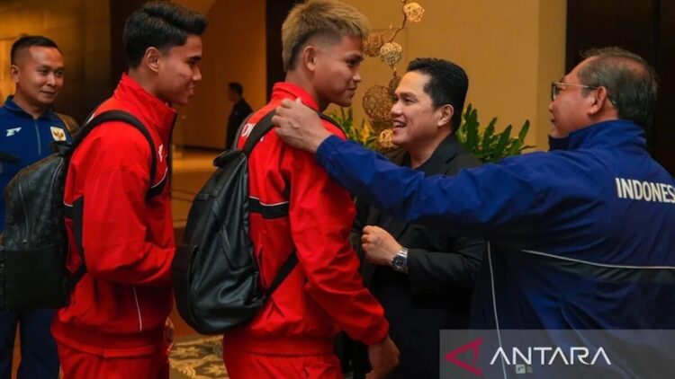 Rombongan Pemain Timnas Indonesia Sampai di Sydney 1 Ketua Umum PSSI Erick Thohir (kedua kanan) menyalami pemain Timnas Indonesia saat melepas keberangkatan pemain dan ofisial Timnas Indonesia menuju Australia di Jakarta, Minggu (16/3/2025). (ANTARA FOTO/HO/Humas PSSI/tom)