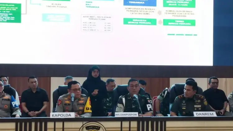 Wakil Komandan Pusat Polisi Militer Angkatan Darat Mayor Jenderal TNI Eka Wijaya Permana (depan tengah) bersama Kapolda Lampung Irjen Polisi Helmy Santika (depan kiri) saat memberikan keterangan pers di Mapolda Lampung, Selasa (25/3/2025). (ANTARA/Dian Hadiyatna)