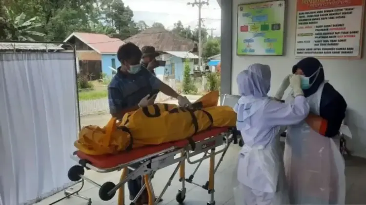 Warga Temukan Mayat Terdampar di Sungai Batang Sianok Agam 1 Tim medis melakukan pemeriksaan terhadap mayat yang ditemukan di Sungai Batang Sianok, Kabupaten Agam. (dok. Antara)