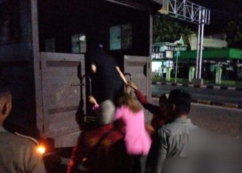 Satpol PP Padang amankan dua LC karaoke dari kafe dan tempat hiburan malam yang masih beroperasi di bulan Ramadhan. (dok. Humas Satpol PP)