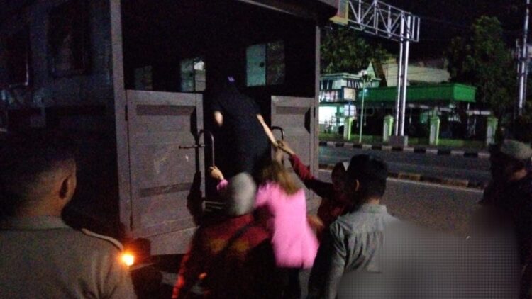 Dua LC Karaoke Diciduk Satpol PP dari Kafe yang Nekat Buka Saat Ramadan di Padang 1 Satpol PP Padang amankan dua LC karaoke dari kafe dan tempat hiburan malam yang masih beroperasi di bulan Ramadhan. (dok. Humas Satpol PP)