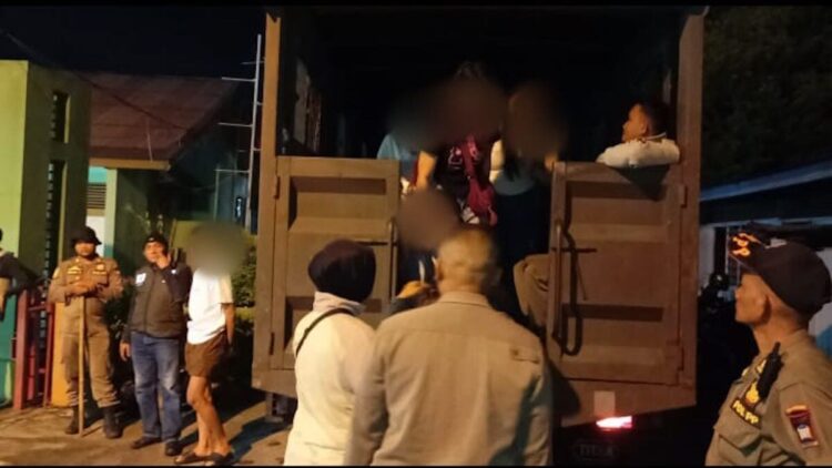 Satpol PP Padang amankan remaja yang berkeliaran pada malam Ramadan. (dok. Humas Satpol PP Padang)