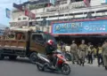 Satpol PP Padang tertibkan PKL yang pakai badan jalan di Pasar Raya Padang. (dok. Humas Satpol PP Padang)