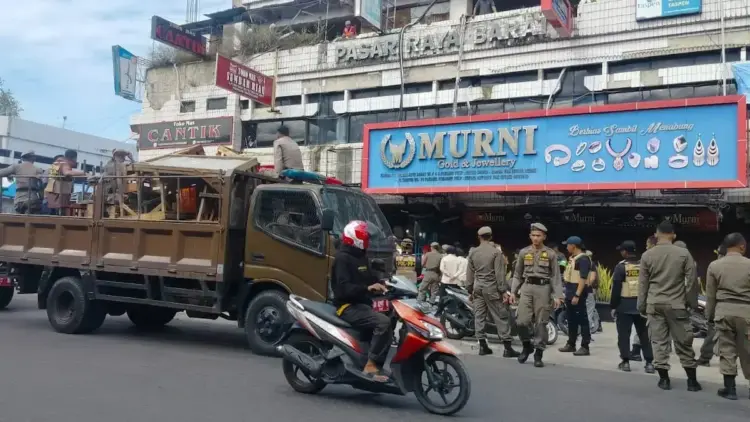 Jalan Pasar Raya Barat Kembali Semberawut, Satpol PP Padang Kembali Tertibkan PKL 1 Satpol PP Padang tertibkan PKL yang pakai badan jalan di Pasar Raya Padang. (dok. Humas Satpol PP Padang)