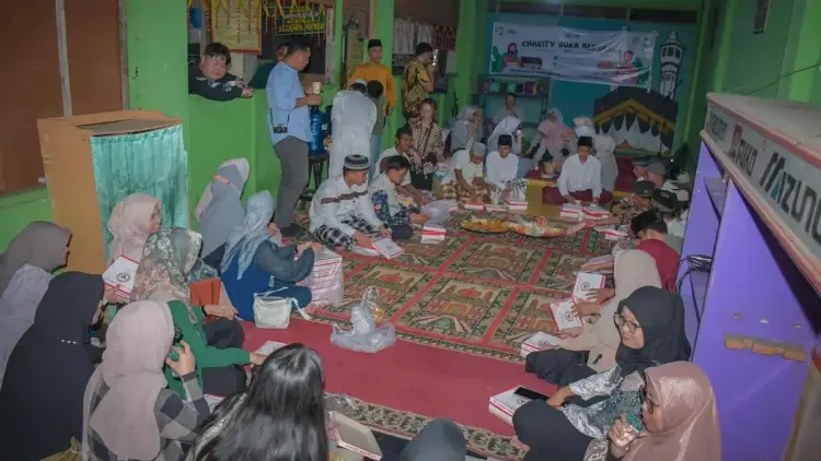 Semen Padang berbagi di Panti Asuhan Az Zahra. (dok. Humas)