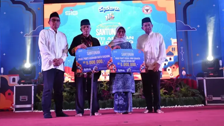 Semen Padang serahkan bantuan untuk panti asuhan di HUT 115 tahun. (dok. Humas)