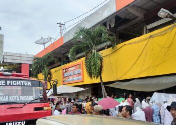 Tim Damkar Padang padamkan api di kedai elektronik Blok A yang terbakar Sabtu sore. (dok. Damkar Padang)