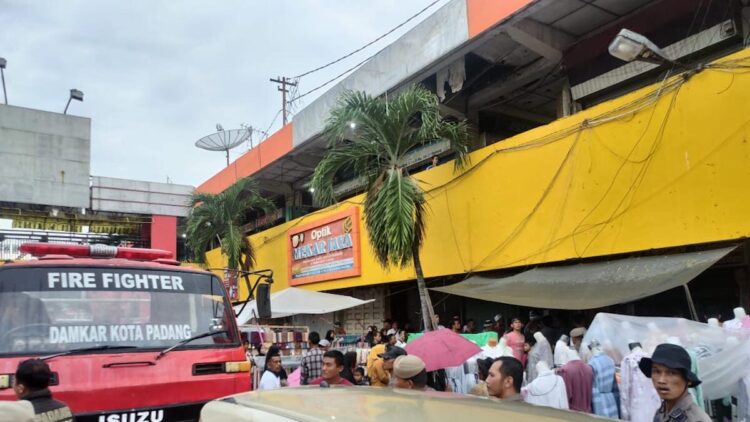 Satu Petak Toko Elektronik di Blok A Pasar Raya Padang Terbakar, Api Cepat Dipadamkan 1 Tim Damkar Padang padamkan api di kedai elektronik Blok A yang terbakar Sabtu sore. (dok. Damkar Padang)