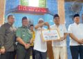 Wagub Sumbar Vasko Ruseimy serahkan bantuan untuk Masjid Raya Nurul Iman Naras. (dok. adpsb)