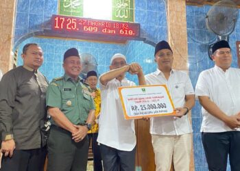 Wagub Sumbar Vasko Ruseimy serahkan bantuan untuk Masjid Raya Nurul Iman Naras. (dok. adpsb)
