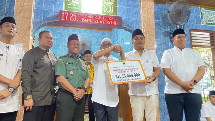 Vasko Ruseimy Galakkan Program Penguatan Peran Masjid dalam Ekosistem Budaya Sumbar 1 Wagub Sumbar Vasko Ruseimy serahkan bantuan untuk Masjid Raya Nurul Iman Naras. (dok. adpsb)