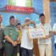 Wagub Sumbar Vasko Ruseimy serahkan bantuan untuk Masjid Raya Nurul Iman Naras. (dok. adpsb)