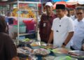 Vasko Ruseimy: Takjil di Pasar Banda Buek Aman untuk Dikonsumsi Selama Ramadan 5 Wagub Sumbar Vasko Ruseimy cek takjil di Pasar Bandar Buek. (dok. adpsb)