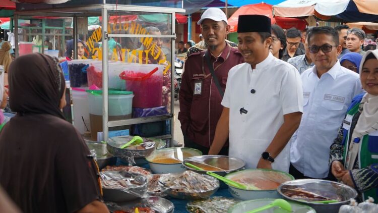 Wagub Sumbar Vasko Ruseimy cek takjil di Pasar Bandar Buek. (dok. adpsb)