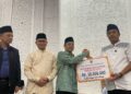 Wagub Vasko serahkan bantuan Safari Ramadhan Pemprov Sumbar. (dok. adpsb)