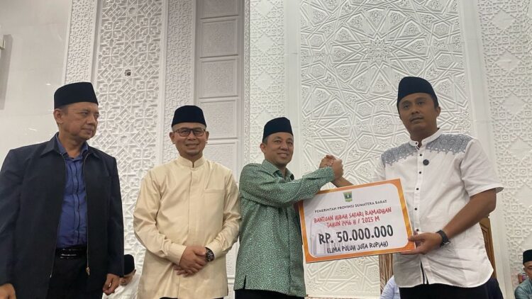 Wagub Vasko serahkan bantuan Safari Ramadhan Pemprov Sumbar. (dok. adpsb)