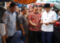 Wagub Vasko temukan uang palsu saat sidak di Pasar Bandar Buat. (dok. adpsb)
