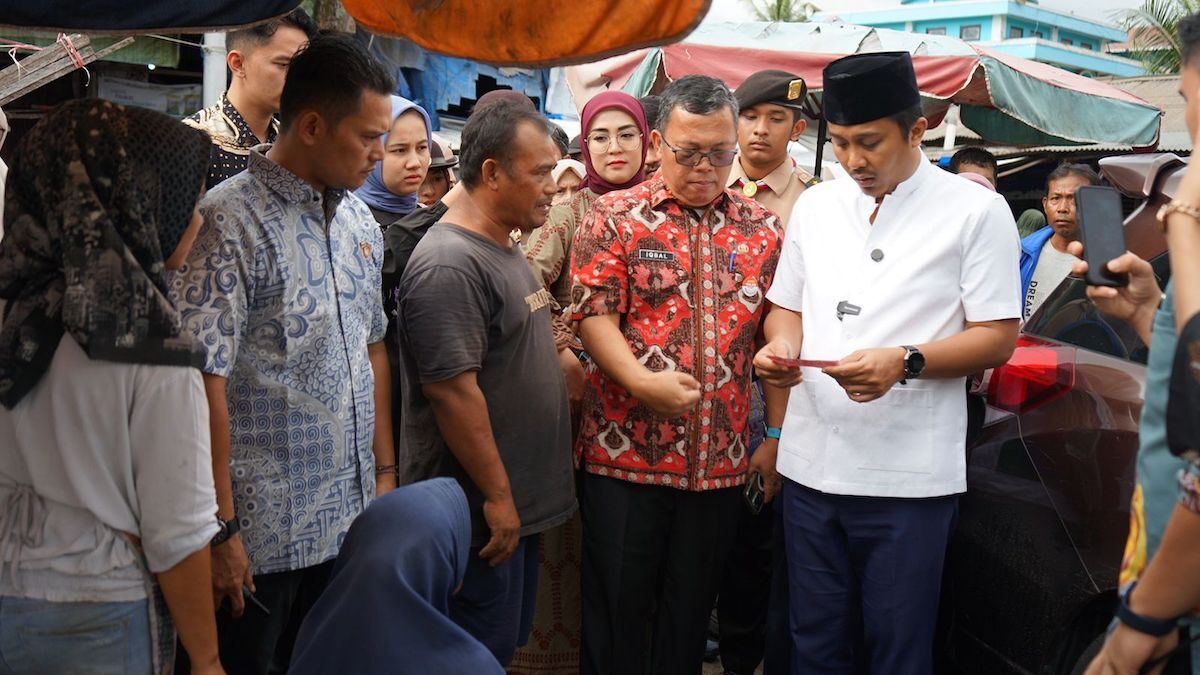 Wagub Vasko temukan uang palsu saat sidak di Pasar Bandar Buat. (dok. adpsb)