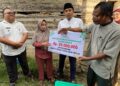 Marjuniz Akhirnya Dapat Bantuan dari Wagub Sumbar usai 8 Tahun Berjuang Sendiri 2 Wagub Sumbar Vasko Ruseimy serahkan bantuan bedah rumah untuk janda miskin di Lubuk Kilangan. (dok. adpsb)