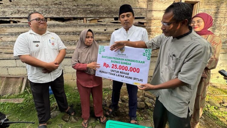 Marjuniz Akhirnya Dapat Bantuan dari Wagub Sumbar usai 8 Tahun Berjuang Sendiri 1 Wagub Sumbar Vasko Ruseimy serahkan bantuan bedah rumah untuk janda miskin di Lubuk Kilangan. (dok. adpsb)