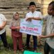 Wagub Sumbar Vasko Ruseimy serahkan bantuan bedah rumah untuk janda miskin di Lubuk Kilangan. (dok. adpsb)