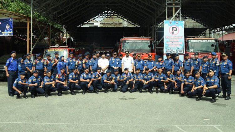 Wako Fadly Amran bersama tim Damkar Padang. (dok. Prokopim)