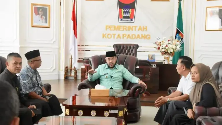 Program LKS dan Seragam Gratis Pemko Padang Dapat Apresiasi Pelaku Usaha Lokal 1 Wako Fadly Amran bertemu dengan Asosiasi Pedagang Konveksi Kota Padang. (dok. Prokopim)