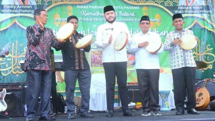 Wako Fadly Amran Buka Festival Qasidah Rebana Tingkat Kota Padang 1 Wako Fadly Amran buka Festival Qasidah Rebana. (dok. Prokopim)