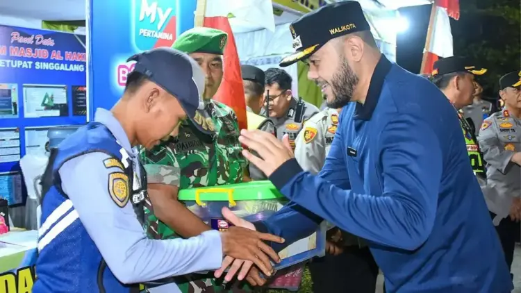 Pastikan Keamanan Masyarakat, Wako Fadly Amran Cek Sejumlah Pospam Lebaran di Padang 1 Wako Fadly Amran cek Pospam Lebaran. (dok. Prokopim)