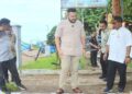 Wako Fadly Amran cek lokasi wisata di Pantai Padang. (dok. Prokopim)