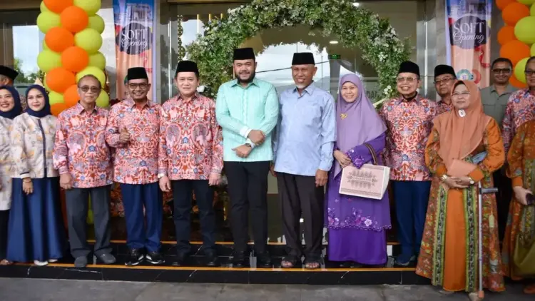 Soft Opening RS Padang Eye Center, Wako Fadly Amran: Semoga Bisa Jadi Rujukan di Sumatera 1 Wako Fadly Amran dampingi Buya Mahyeldi saat soft opening RS Mata Padang Eye Center