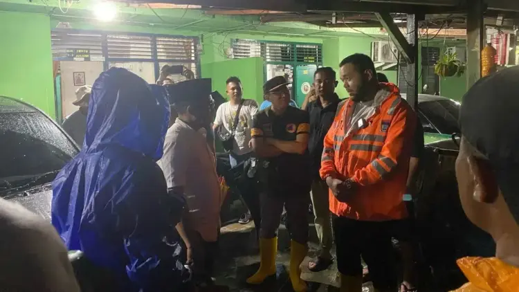 Wako Fadly Amran datangi rumah komplek TNI yang terkena puting beliung. (dok. Prokopim)